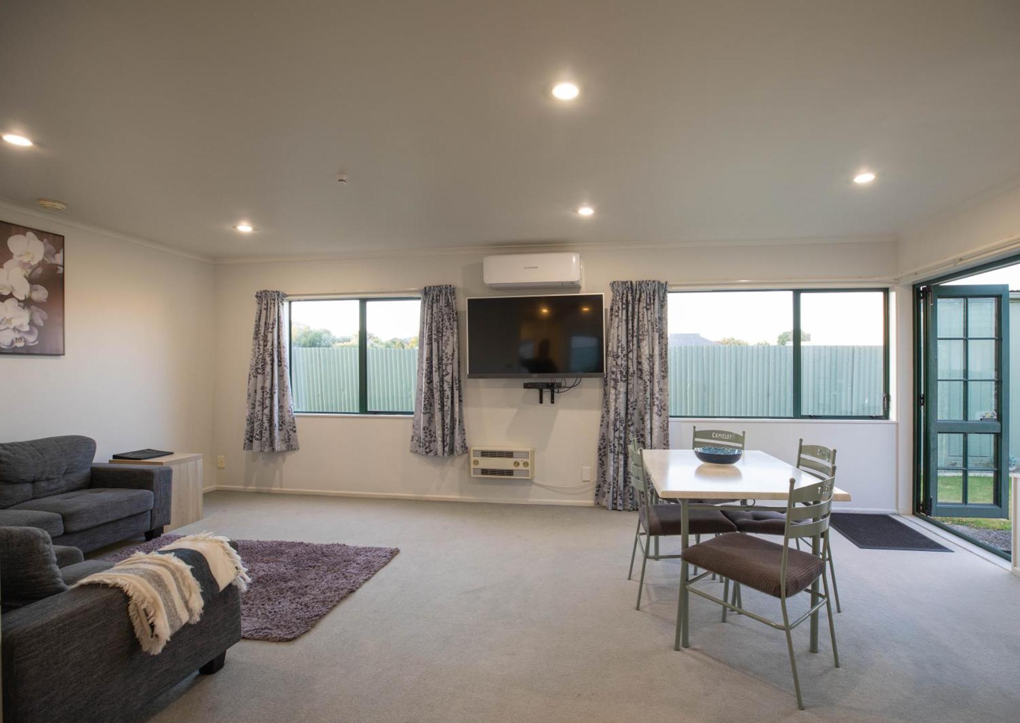 Camelot Motor Lodge And Conference Centre Palmerston North Exterior photo